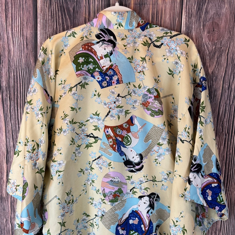 Vintage Kimono with Geisha Print Robe - Picture 7 of 10